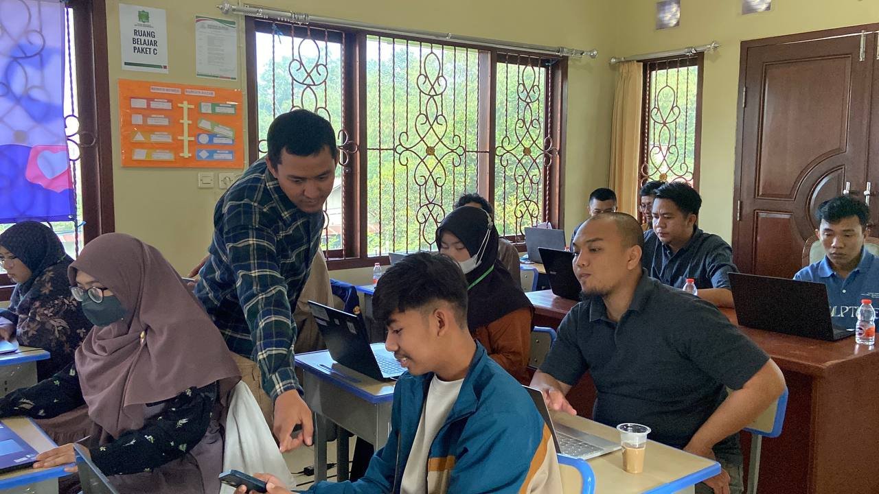 A group of people in a classroom

AI-generated content may be incorrect.